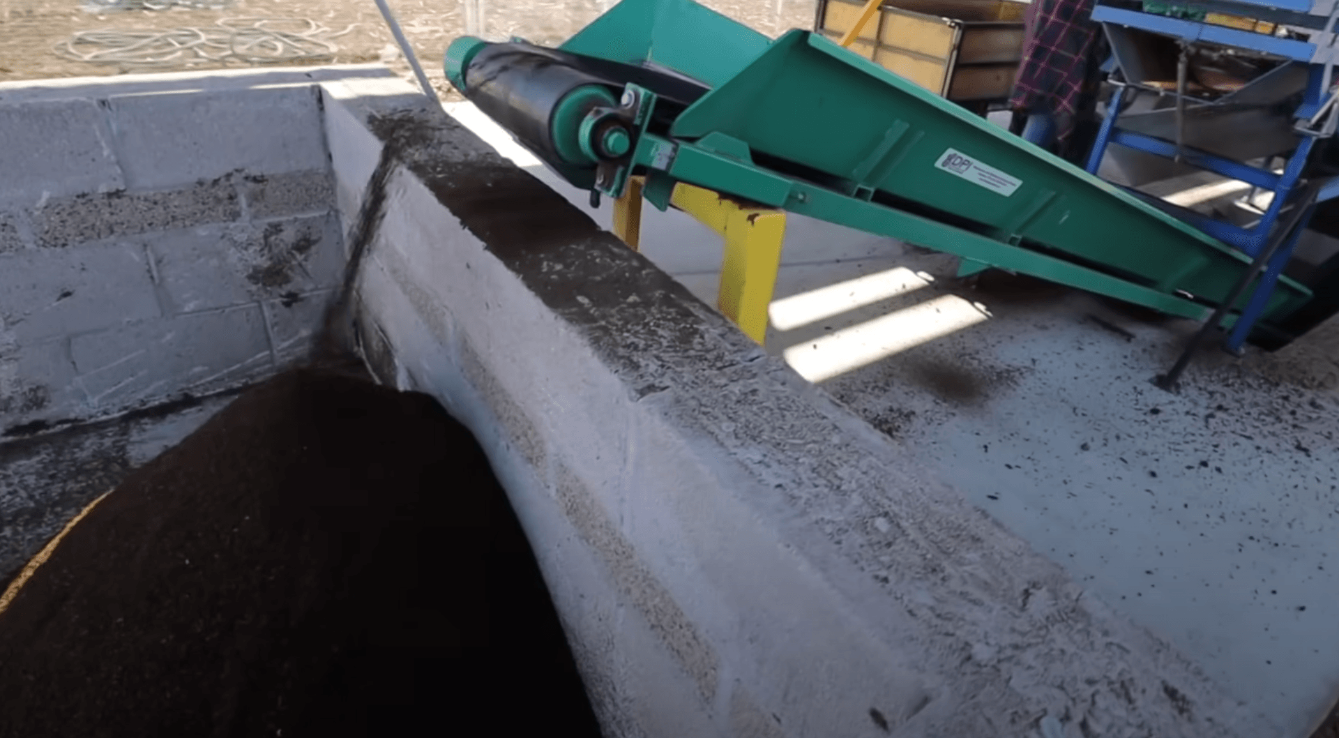 Industrial worm pile